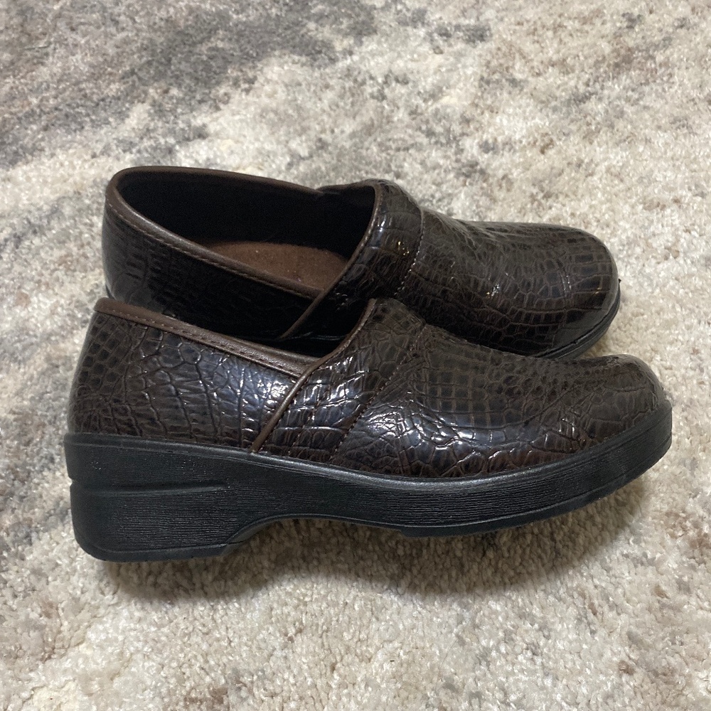 Women's Dark Brown Croc-Embossed Slip-On Clogs